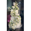 Aranjament floral curgator pe tort