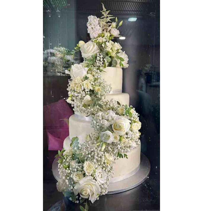 Aranjament floral curgator pe tort